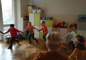 dzieci tańczą w kole